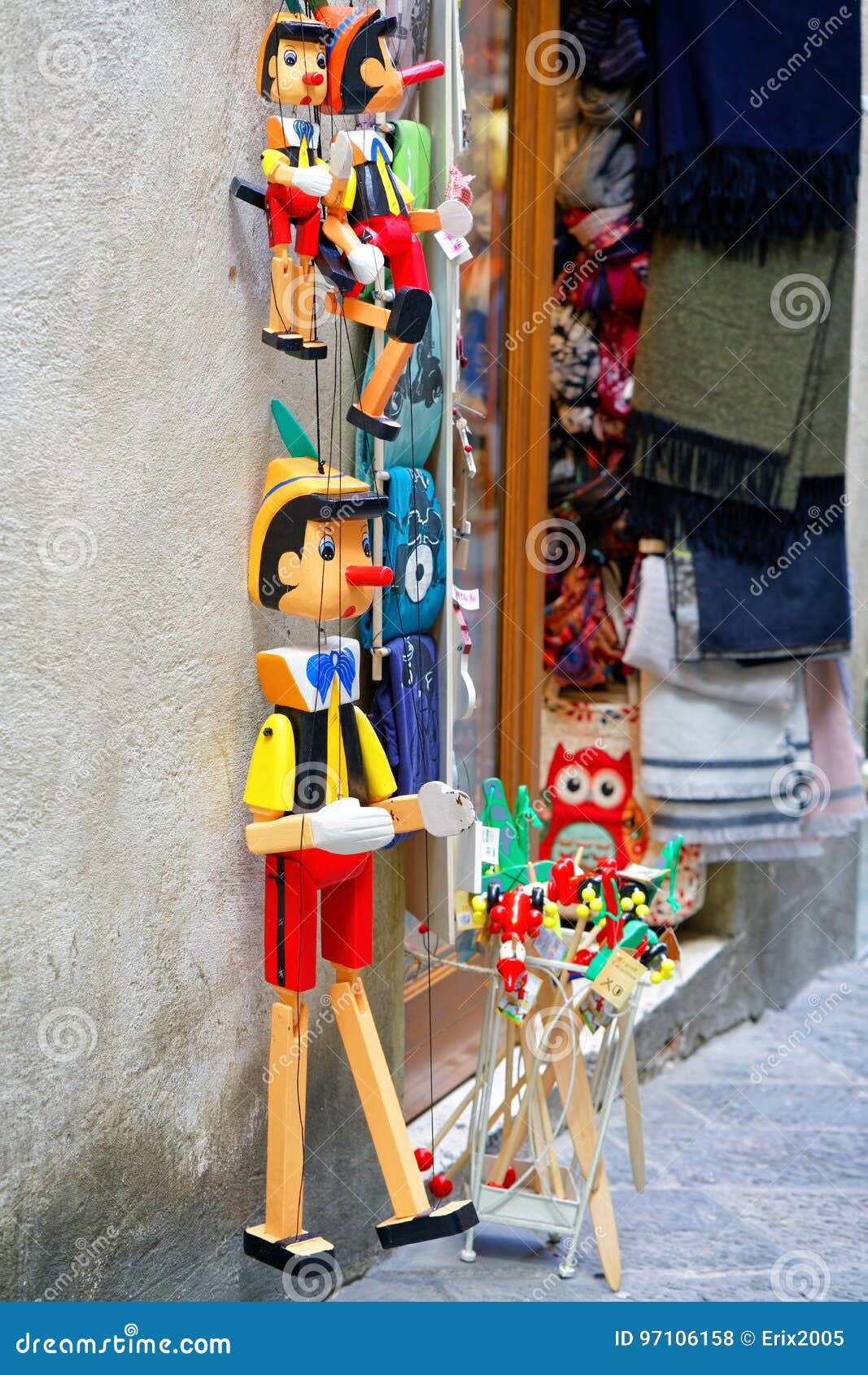 Tienda De Souvenirs De La Calle Con Las Marionetas De Madera Siena De Pinocchio Foto de archivo editorial - Imagen de pinocchio, madera: 97106158