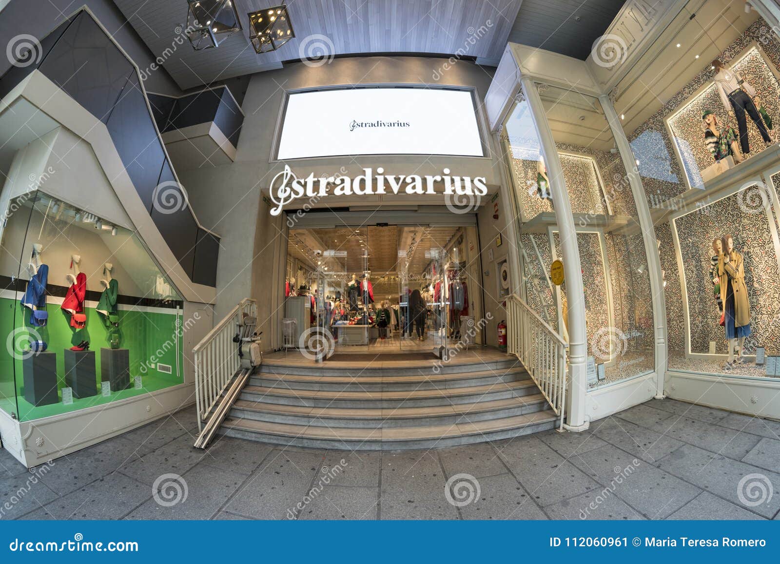 Tienda De Stradivarius En Gran Vía Madrid, El 11 De Marzo De 2018 España Foto editorial - de compra, colorido: 112060961