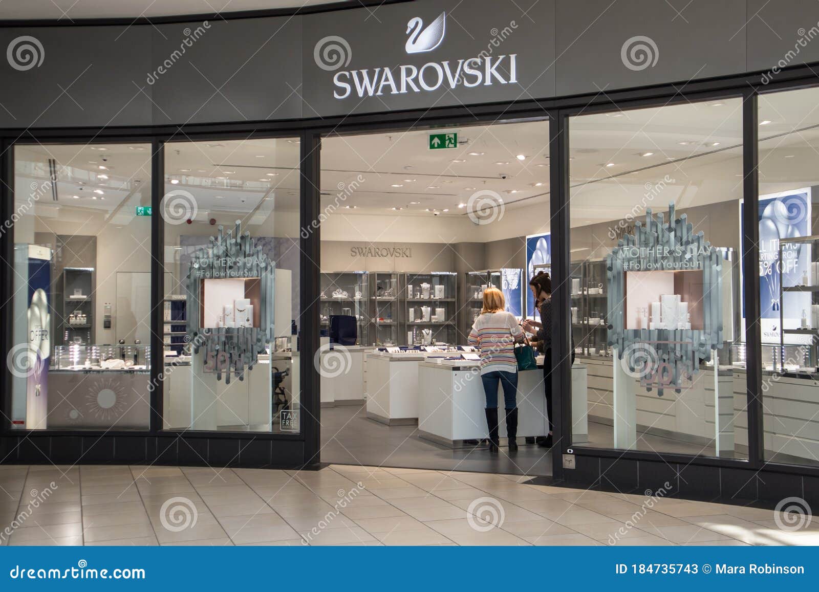 huella dactilar pueblo Reducción de precios Tienda De Swarovski Con Entrada Foto de archivo editorial - Imagen de lujo,  cliente: 184735743