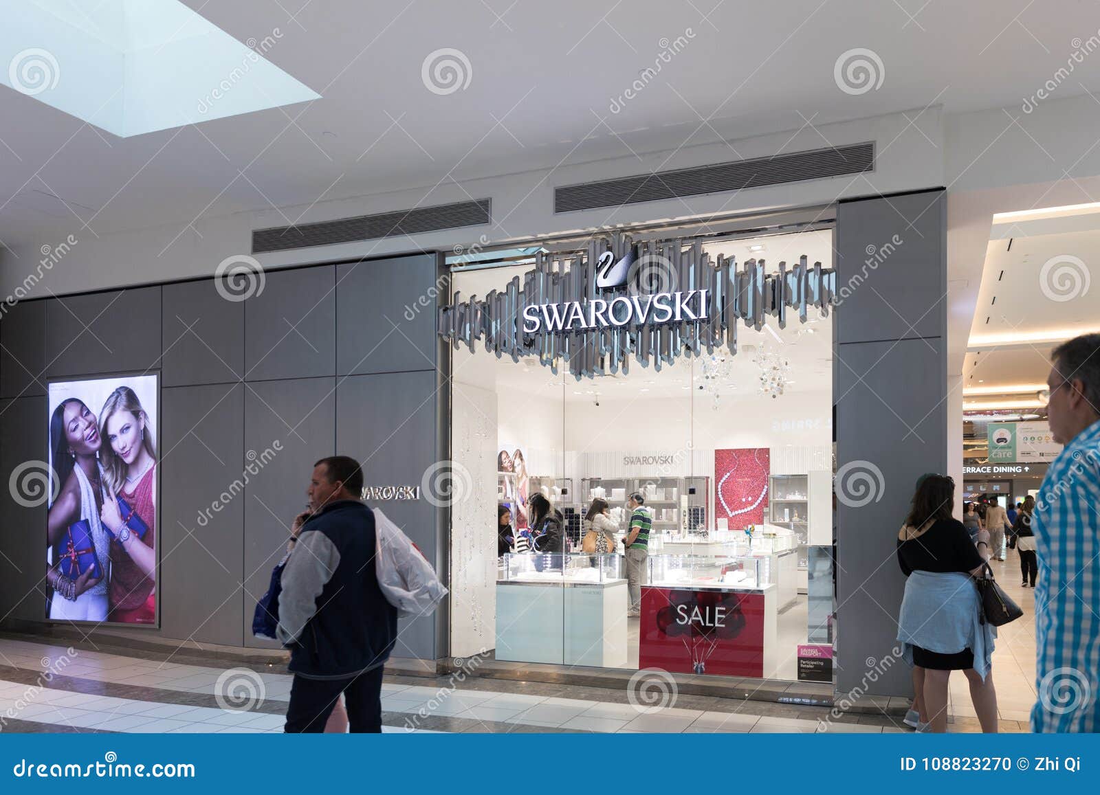 Tienda De Swarovski En Centro Comercial Encendido La Gama Cristalina De  Swarovski Incluye Los Objetos, La Joyería Y Las Lámparas Imagen editorial -  Imagen de muchacha, fashionable: 108823270