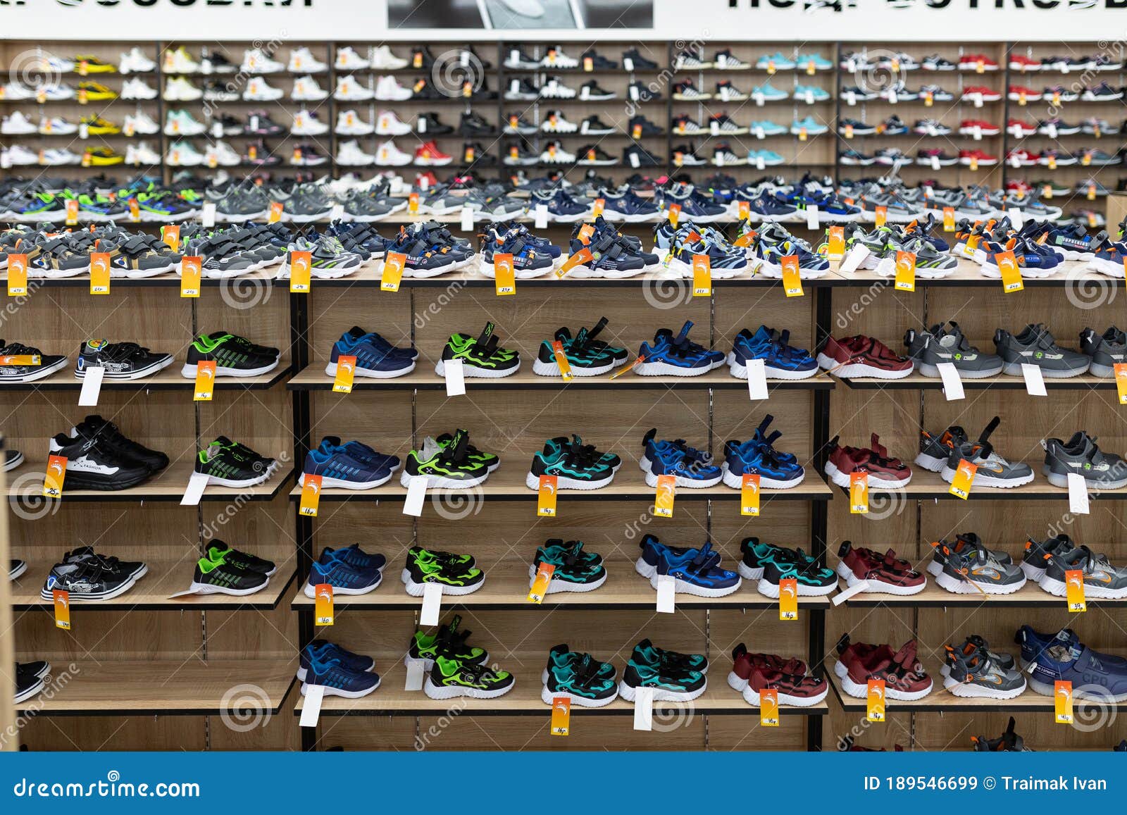 comodidad parálisis Organizar Tienda De Zapatos De Cuero Con Una Amplia Selección De Colores Modelos Y  Tamaños Imagen de archivo editorial - Imagen de tienda, foco: 189546699