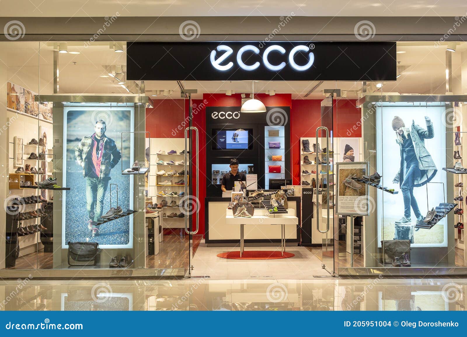 Tienda De Zapatos Ecco En Un Centro Comercial Siam Paragon En Bangkok Tailandia. Escaparate Ecco. Ecco Es Un Fabricante Danés D Imagen de archivo editorial - Imagen de alameda, marca: 205951004