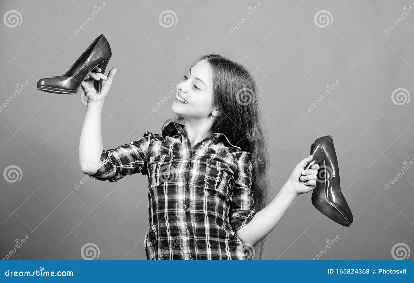 Tienda De Zapatos Infancia Feliz Tacones Altos De Glamour Impresionantes  Zapatos Rojos De Tacón Niña De La Moda Con Tacones Altos Foto de archivo -  Imagen de rojo, felicidad: 165824368