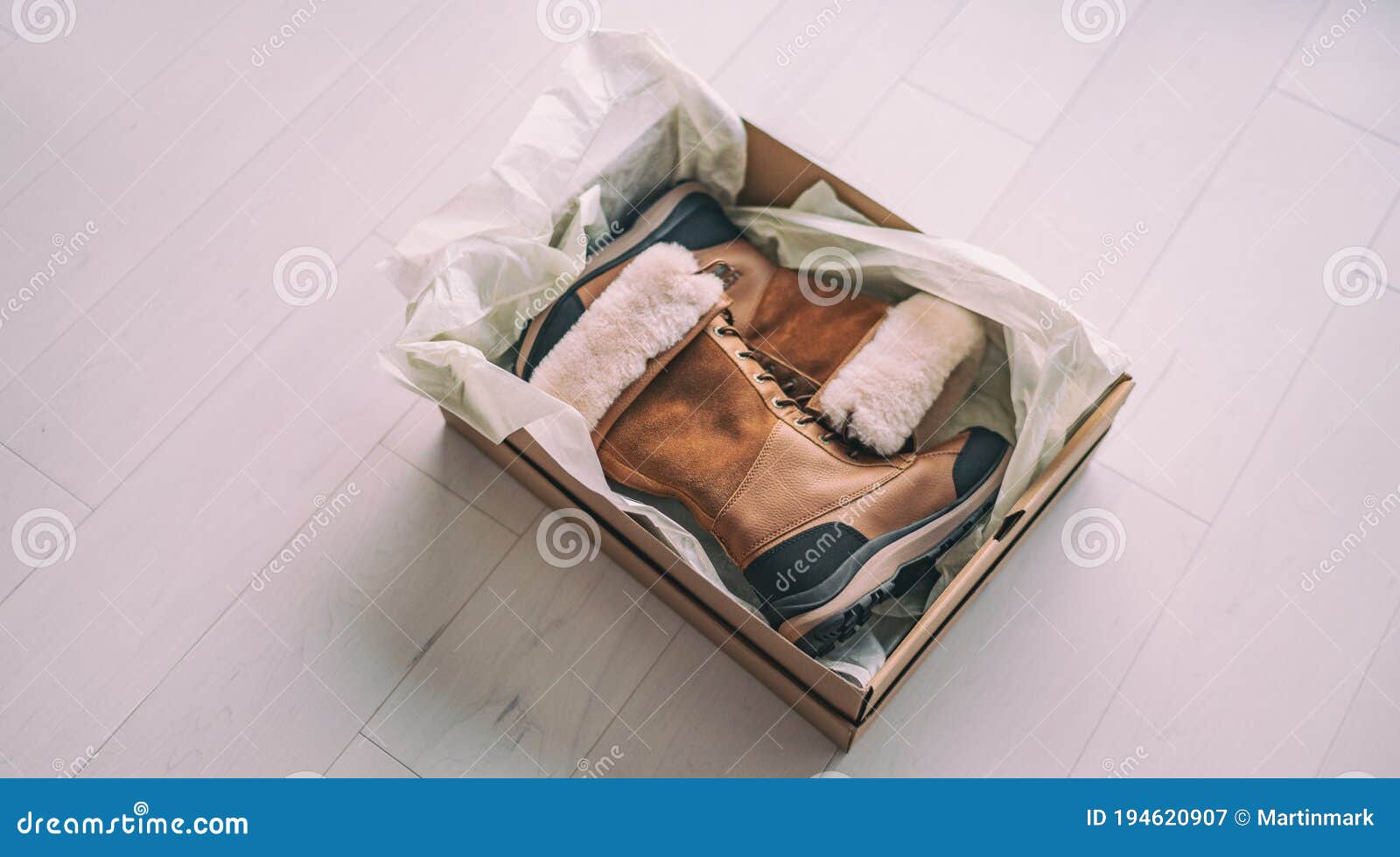 Tienda De Zapatos Comprar Botas De Invierno. Vista Superior De Zapatos De Senderismo En Nueva Caja. Comprar Zapatos En Línea Imagen de archivo Imagen de casero: 194620907