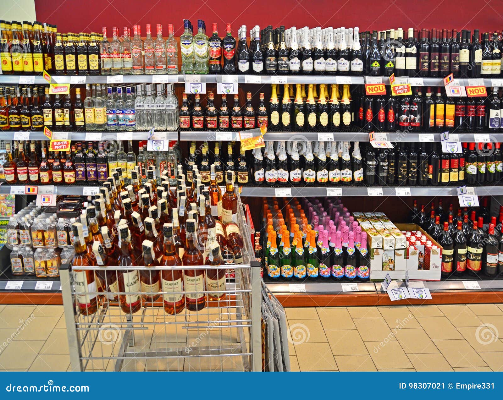 Bolsa Desconfianza deuda Tienda del licor foto editorial. Imagen de almacén, botellas - 98307021
