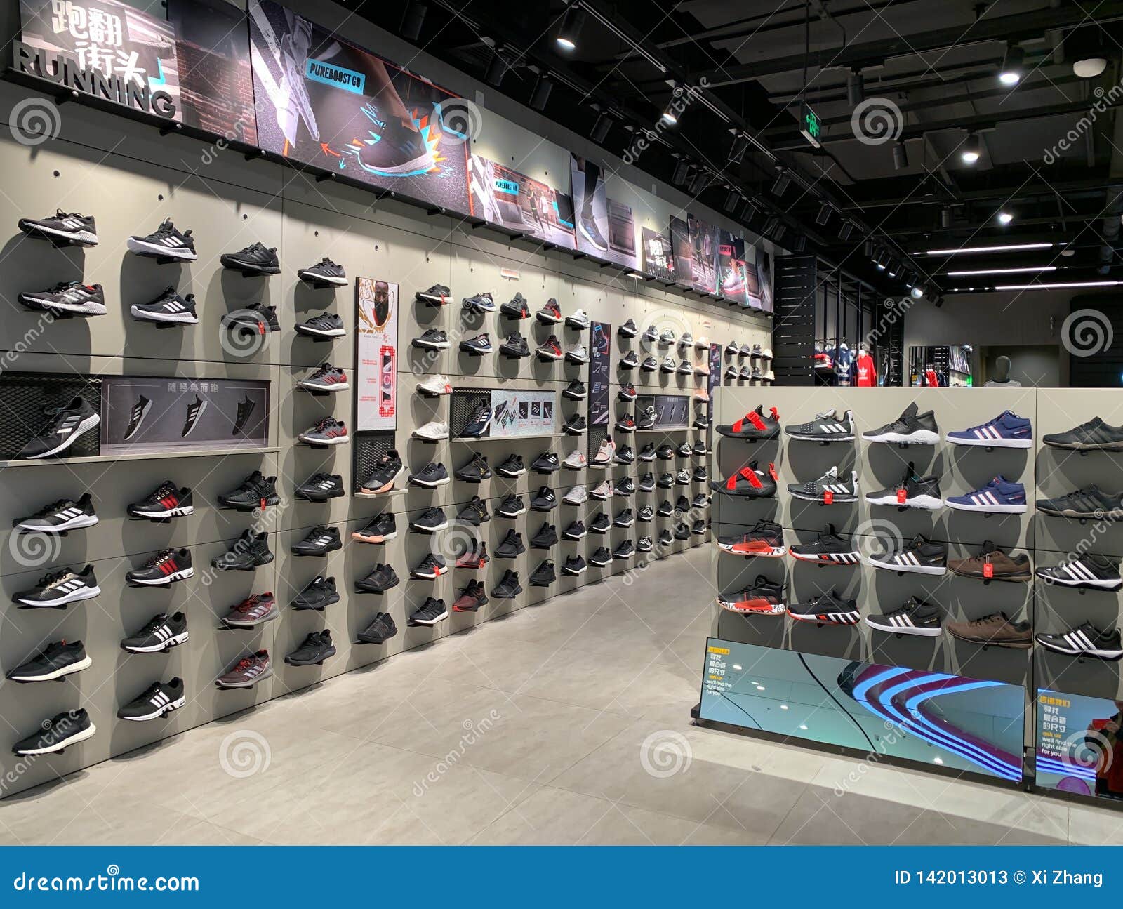 Tienda paño de Adidas de archivo editorial. Imagen de lifestyle 142013013