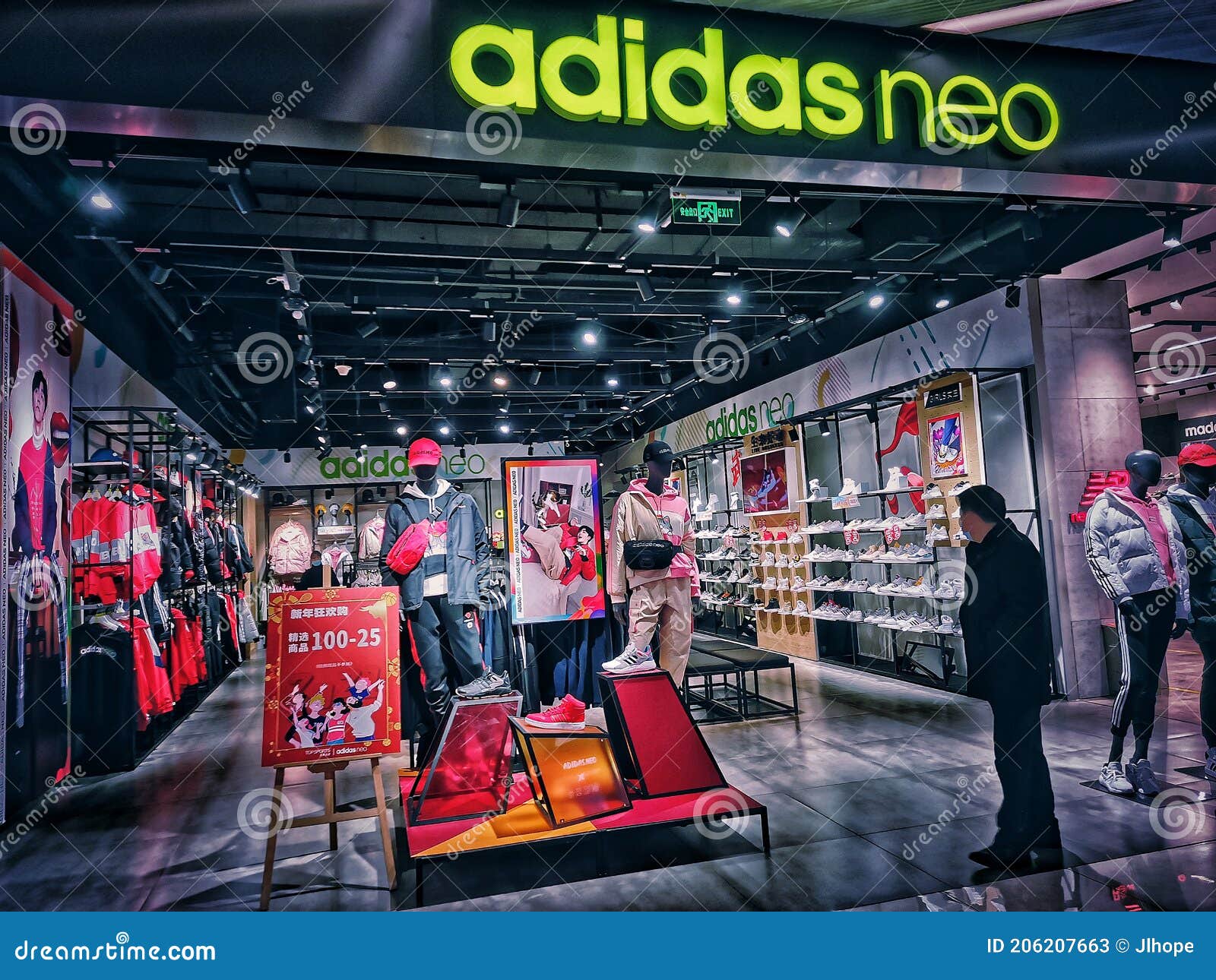 Tienda Deportiva Adidas En La Ciudad China De Wuhan Foto de archivo  editorial - Imagen de comercial, interior: 206207663
