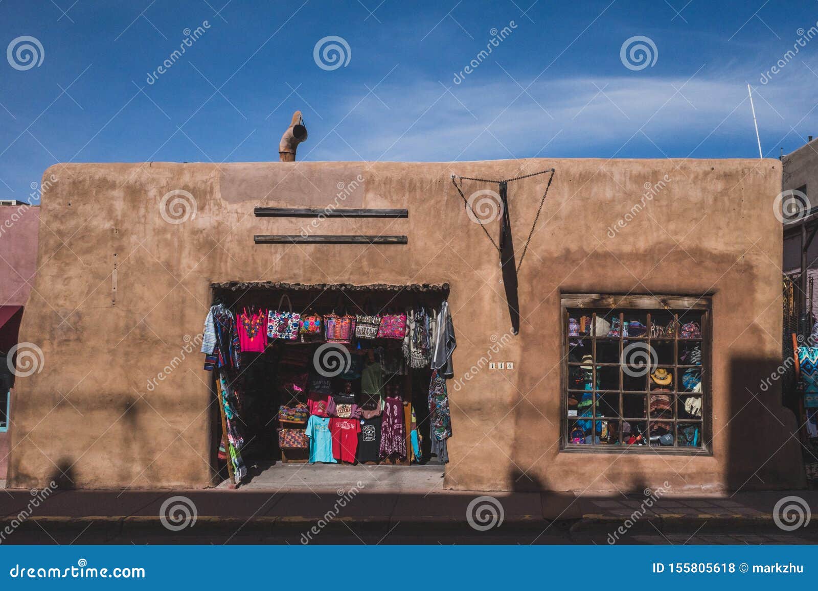 Gimnasia Arte Esta llorando Tienda En Casa Estilo Pueblo Foto de archivo editorial - Imagen de nuevo,  negocios: 155805618