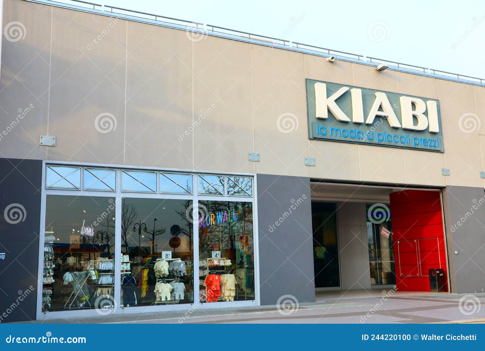 Tienda Kiabi Es Una Famosa Francesa De Ropa Y Accesorios De Moda Para Niños Y Adultos Imagen editorial - Imagen de minorista: 244220100