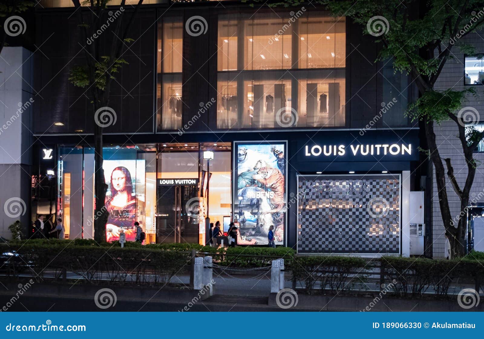 Ventana De La Tienda Louis Vuitton Con 2 Maniquíes Femeninas Con