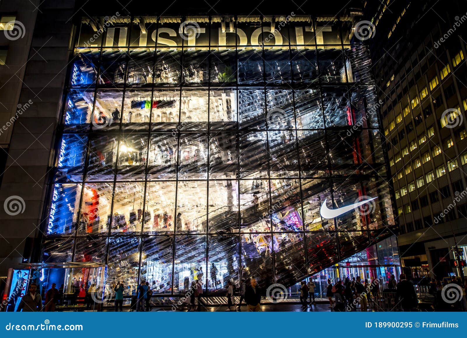 Tienda Nike De Noche En Nueva York Imagen editorial - Imagen de  existencias, fila: 189900295