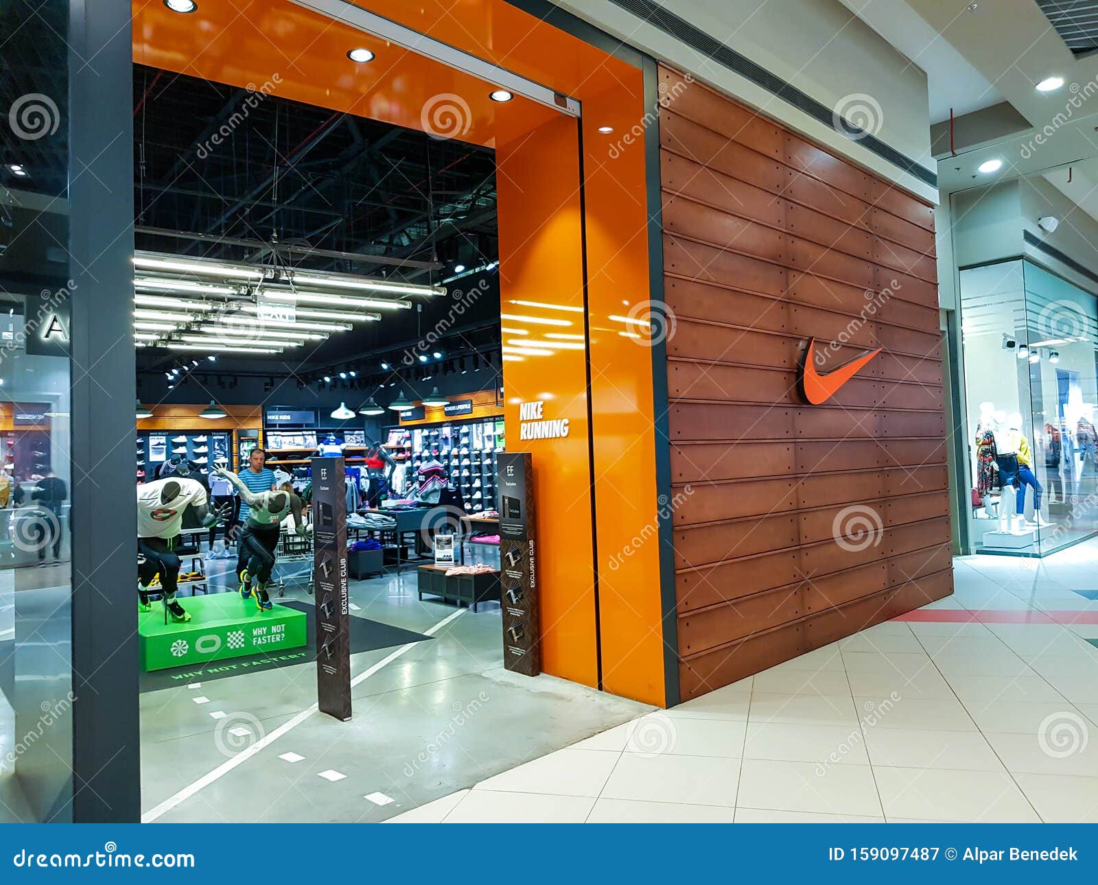 Tienda Nike En El Centro Comercial Local Fotografía - Imagen de compra, 159097487