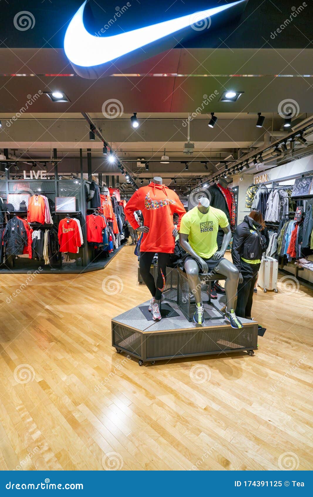 Nike En Centro Comercial New Town Plaza Imagen editorial - Imagen de venta: 174391125