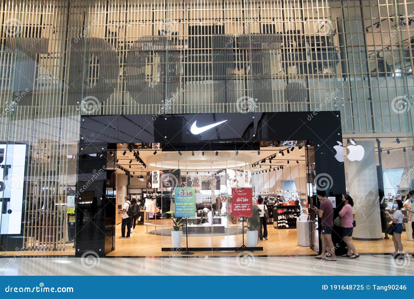 Tienda Nike Ubicada Dentro Aeropuerto Jewal Changi En Singapur Imagen editorial - Imagen de muestra, apenas: 191648725