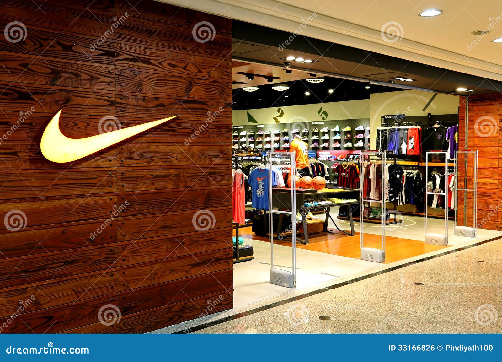 Tienda Mercado De Los Deportes De Nike Foto editorial - Imagen de zapatos, manera: 33166826