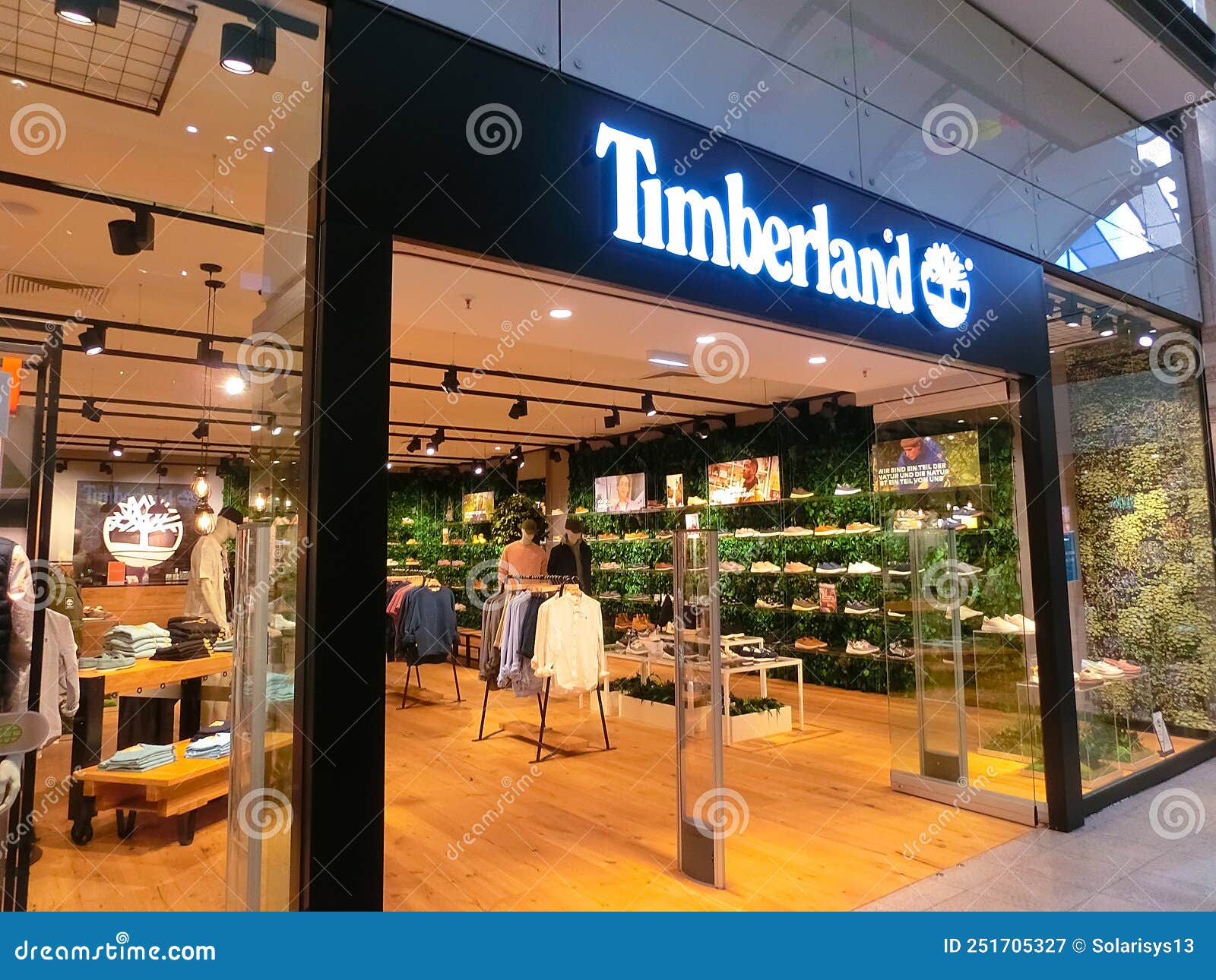 Rijpen speler eten Tienda Timberland En La Alemania De Neuisenburg Fotografía editorial -  Imagen de tienda, turismo: 251705327