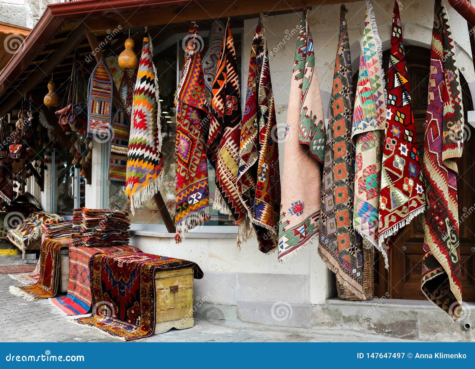 Tienda turca tradicional de la alfombra que sorprende en bazar Mercado de Cappadocia para los turistas. Tienda tradicional hecha a mano turca de la alfombra, bazar, mercado Ornamentos asi?ticos Regalos y recuerdos orientales Experiencias del viaje