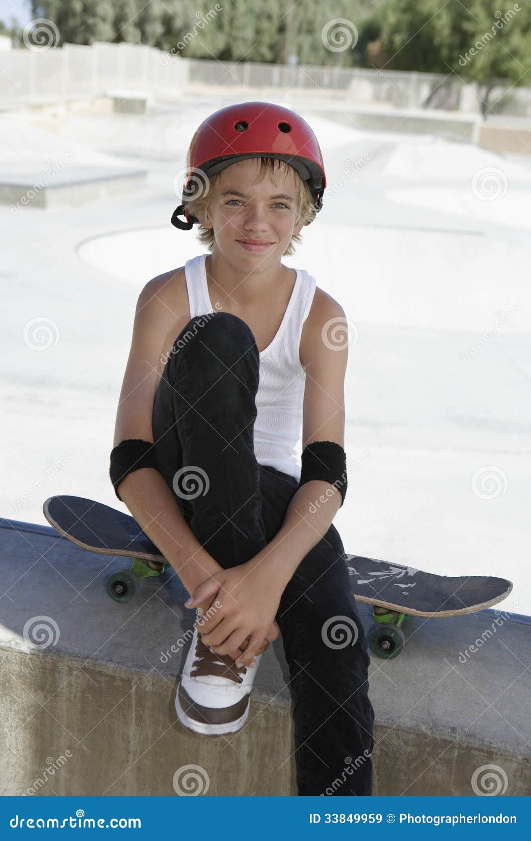 Tiener Met Skateboardzitting in Vleetpark Stock Afbeelding Image of