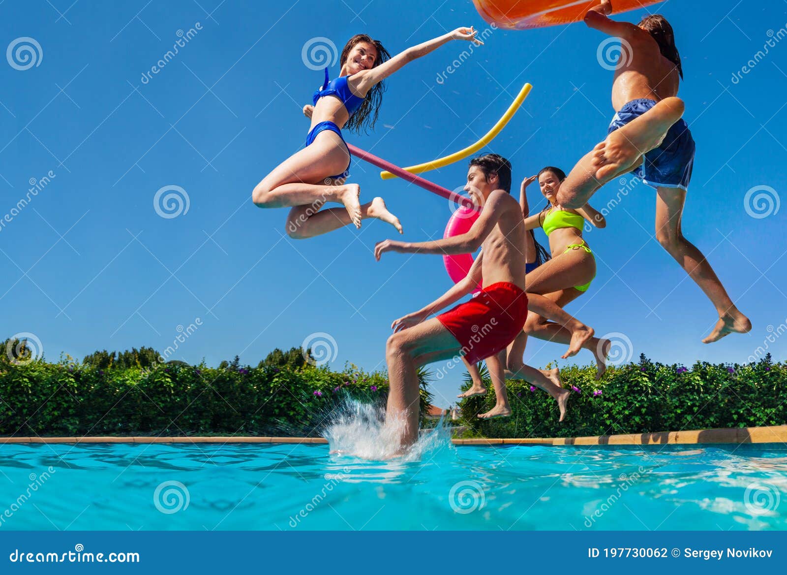 Tienerkinderen Springen En Gooien Speelgoed in Het Zwembad Stock Foto -  Image of springen, pret: 197730062