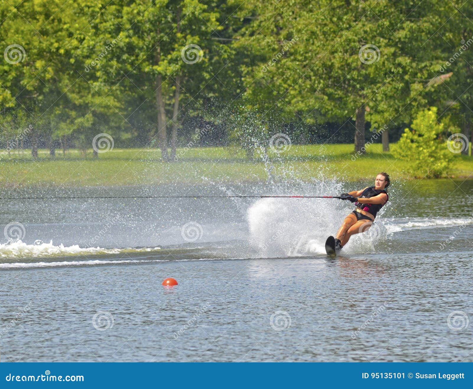 Tienermeisje Op Water Ski Course Stock Afbeelding Image of tijdens