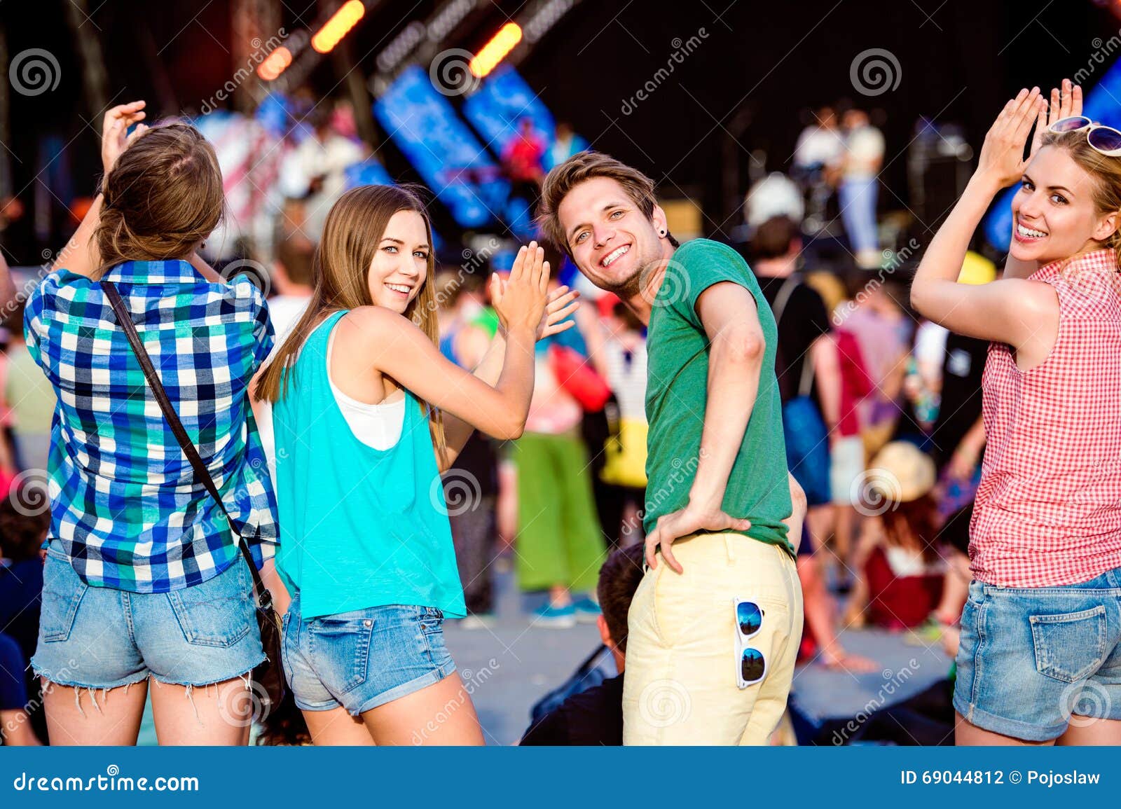 Tieners Bij En Festival Die Van De De Zomermuziek Slaan Het Zingen