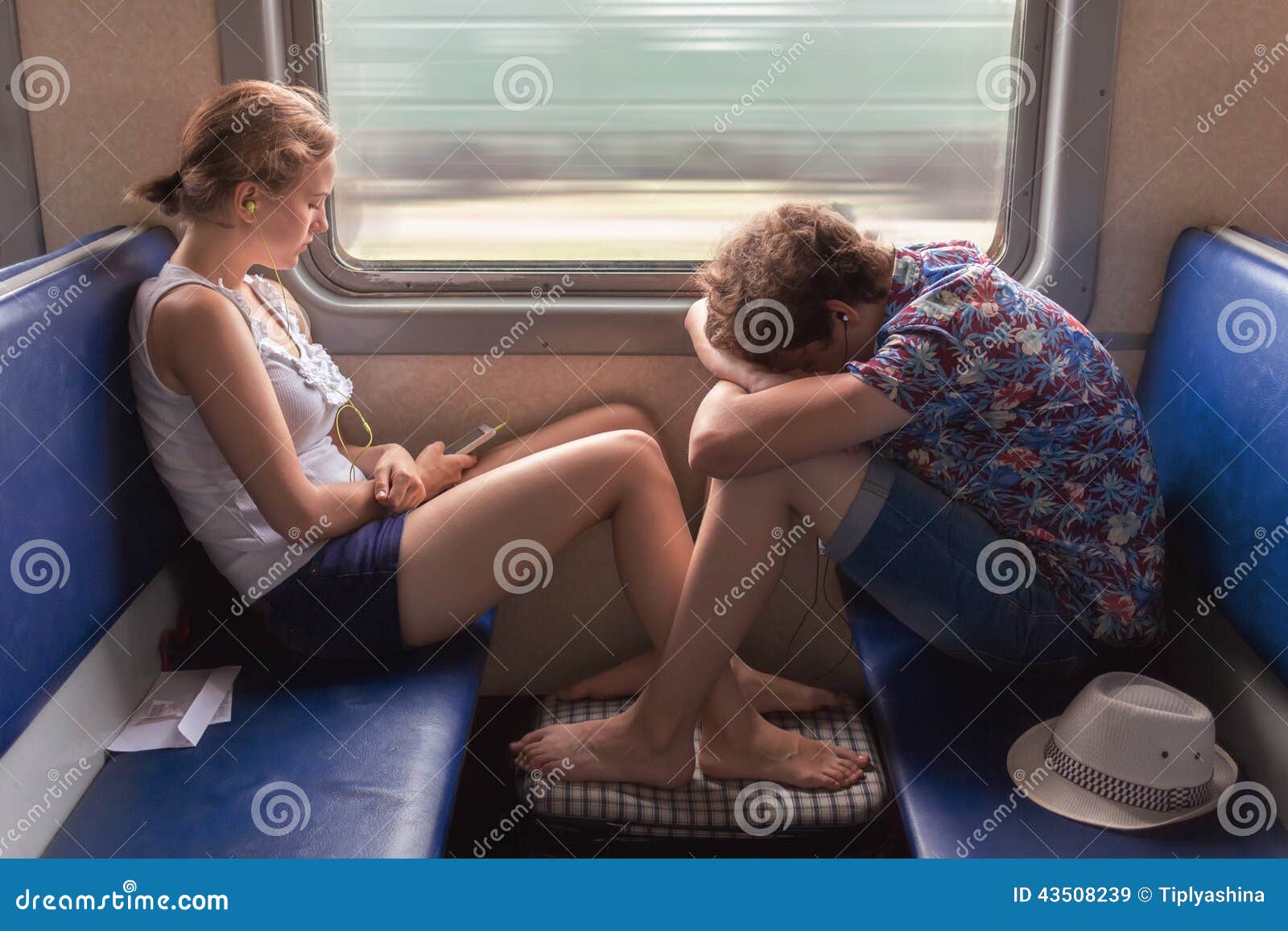 Жена изменила в поезде. Девушка в электричке. Девушка сидит в электричке. Босая в поезде. Две девушки в электричке.