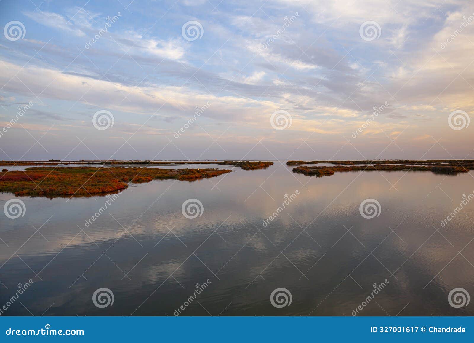 tierra entre cielo y mar con nubes.