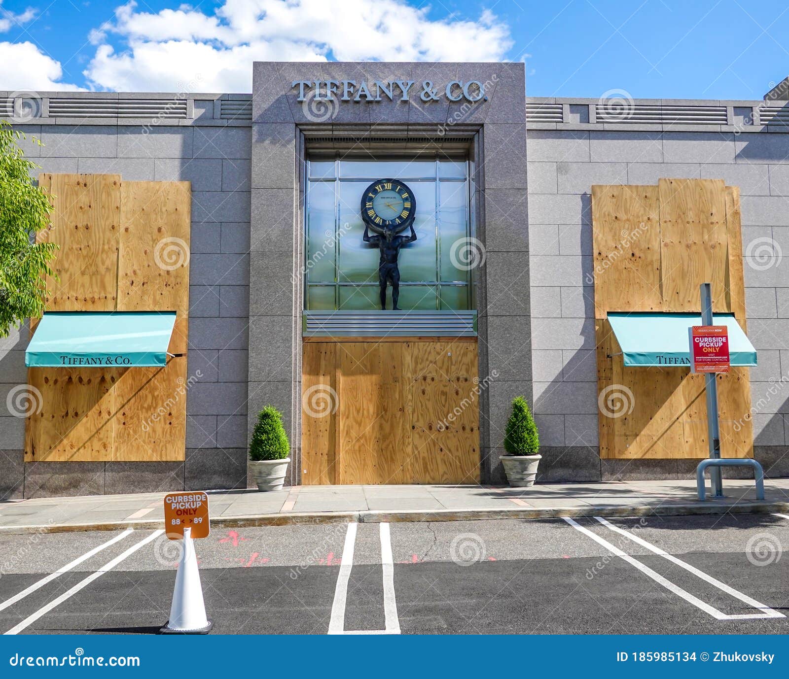 14 Manhasset Americana Shopping Center Stock Photos, High-Res