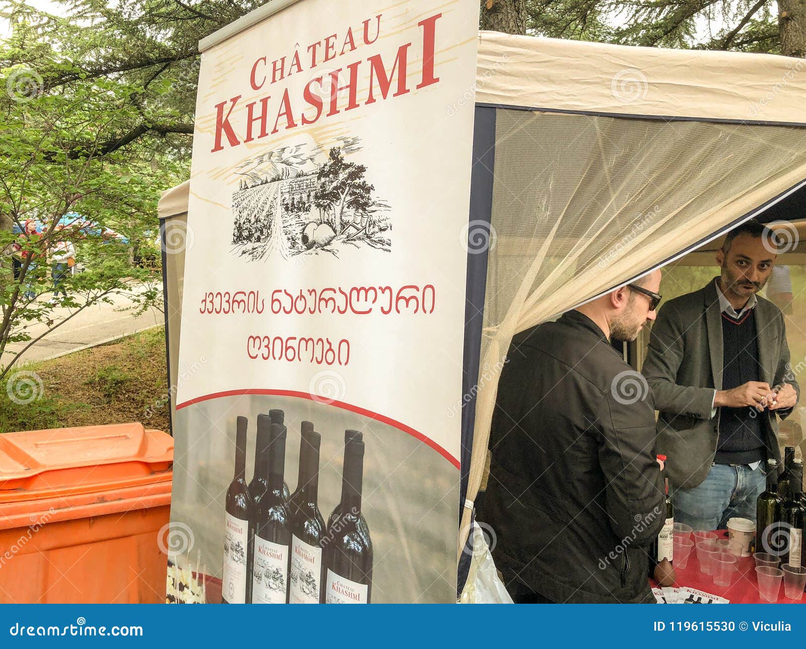 TIFLIS, GEORGIA - 12. MAI 2018: Festival des georgischen Weins und Weinproduktion in Mtatsminda parken auf funikulärem in Tiflis, Georgia