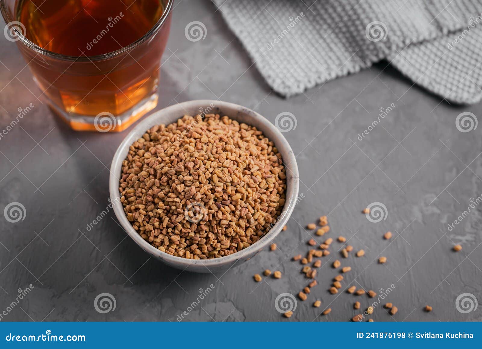 Tigela de sementes de feno-grego e chá amarelo de feno-grego