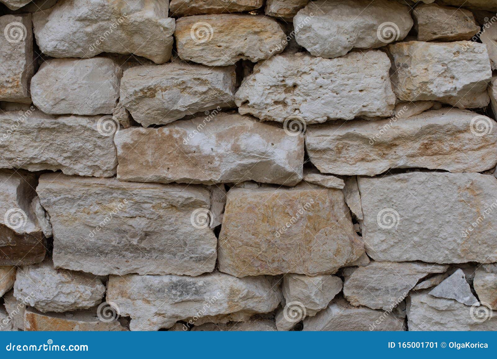 Muro De Pedra Calcária Cimentada Em Bruto. Com Um Fosso De Onde Caiu Uma  Pedra Imagem de Stock - Imagem de pavimentado, cascalho: 255251465