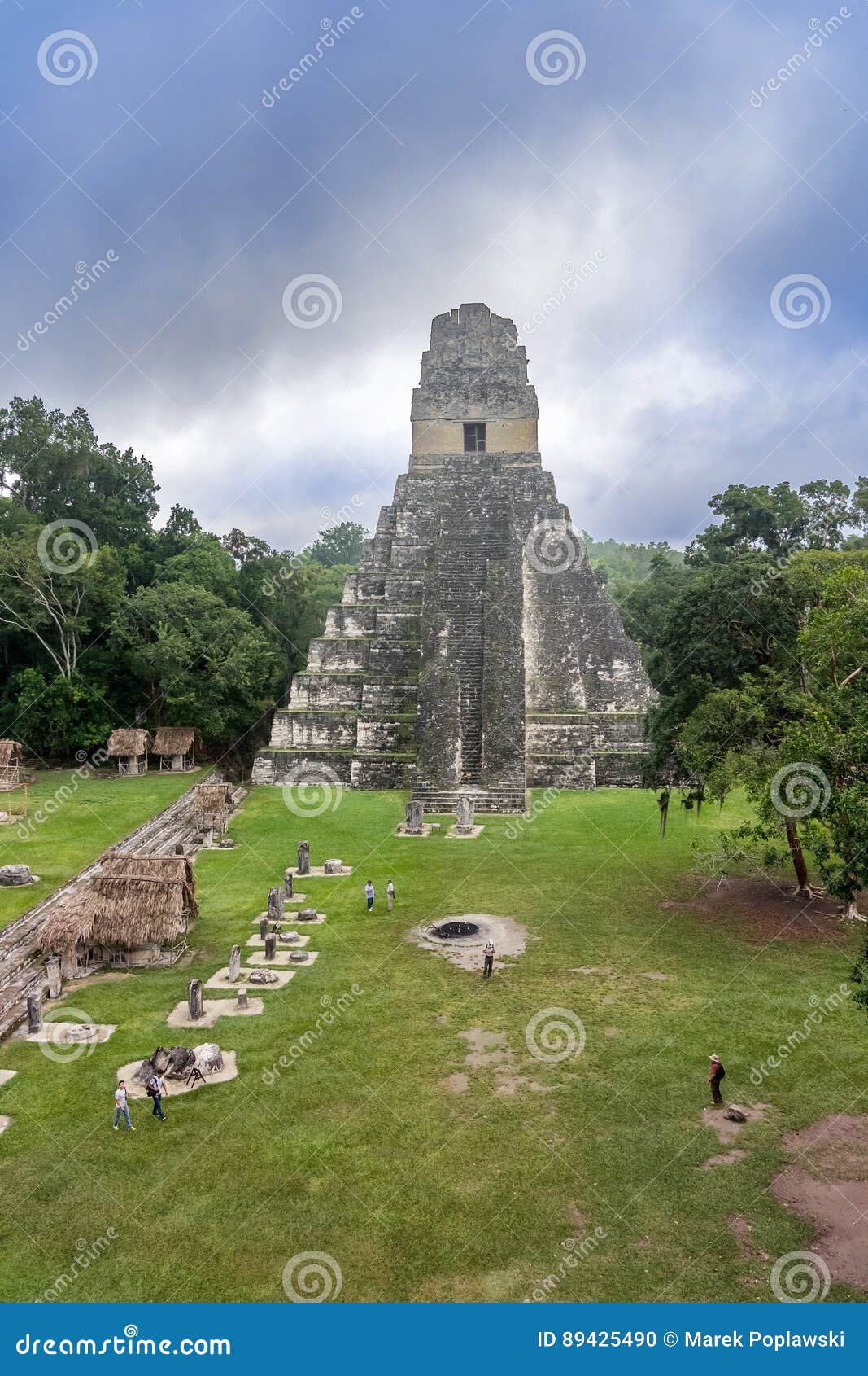 Tikal tempel I, tempel av den stora Jaguar i den huvudsakliga plazaen av. Guatemala - December 15, 2016: Turister som besöker mayaen, fördärvar av Tikal, nära Flores, Guatemala Tikal är fördärvar av en forntida stad som finnas i en rainforest i Guatemala Tikal var huvudstaden av en Tikal, en forntida Mayan civilisation