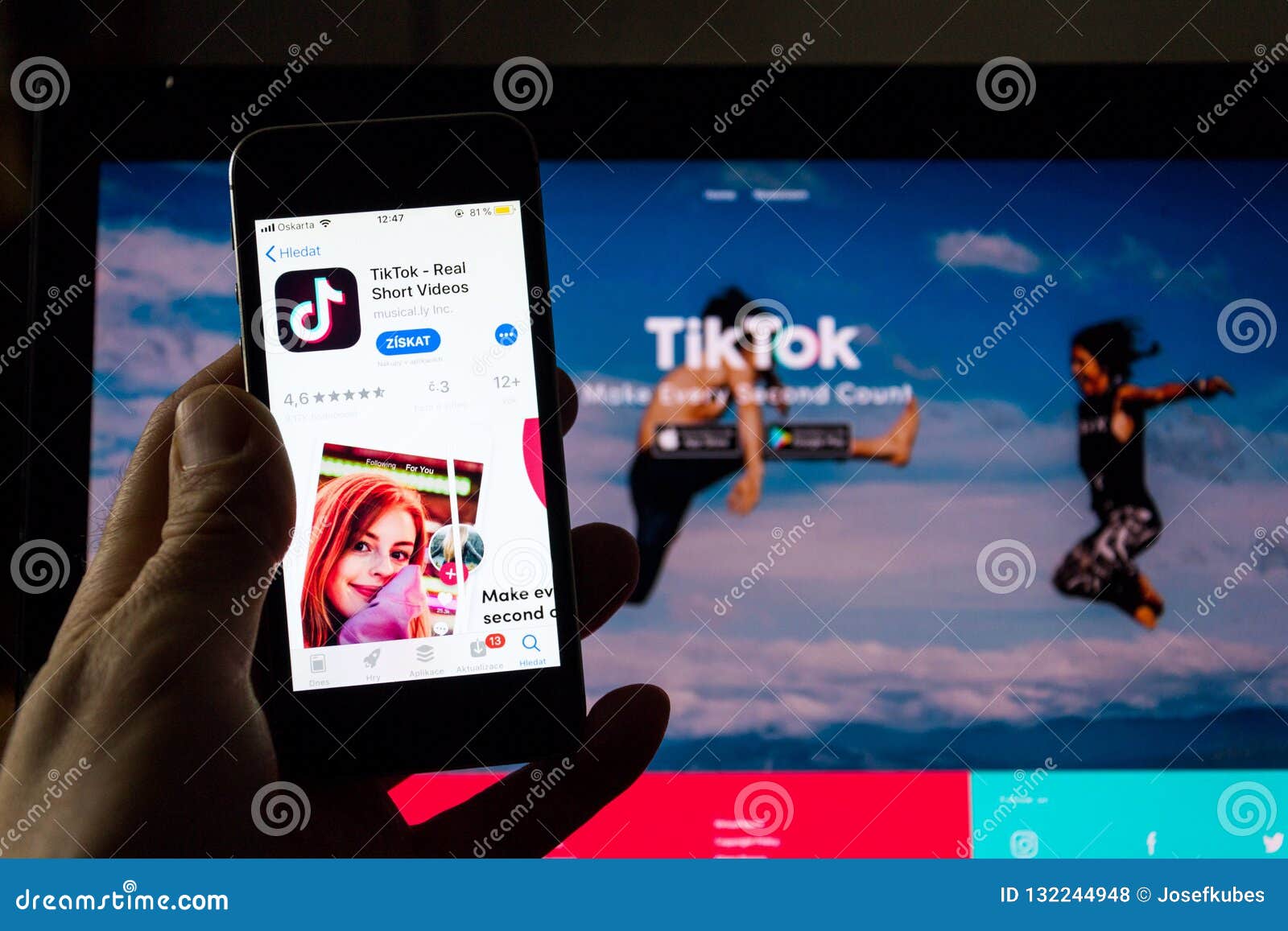 Logo của ứng dụng TikTok trên màn hình điện thoại: Logo của ứng dụng TikTok đã trở thành biểu tượng của trào lưu truyền thông xã hội. Chúng tôi cung cấp cho bạn các mẫu hình nền chủ đề TikTok với logo ứng dụng độc đáo, mang lại cho bạn trải nghiệm hoàn toàn mới lạ trên màn hình điện thoại của mình.