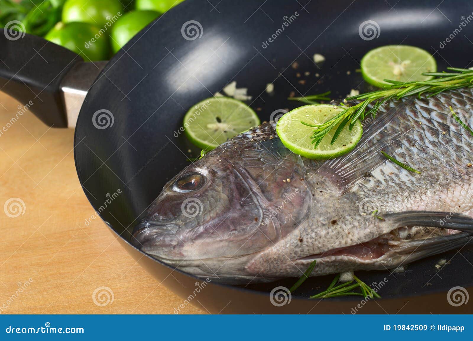 Tilapia cru na frigideira imagem de stock. Imagem de fritar 19842509