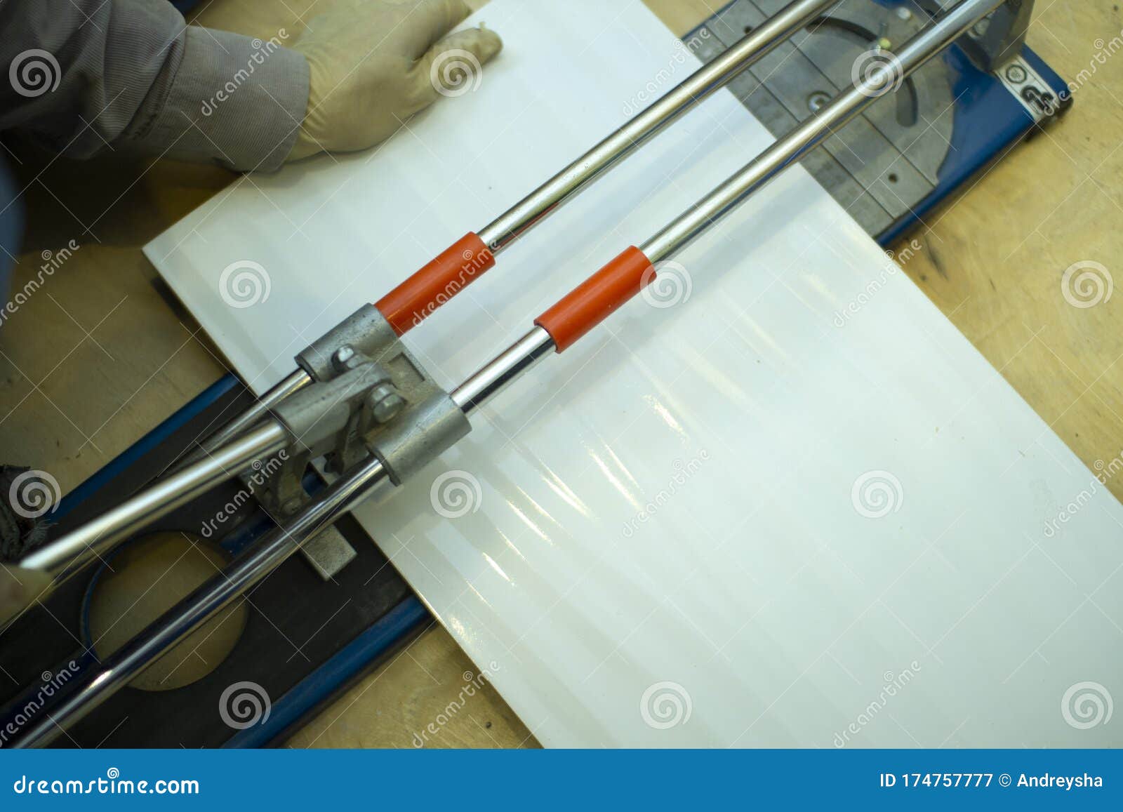 Tile Cutter.Buildertiler Working with Floor Tile Cutting Equipment