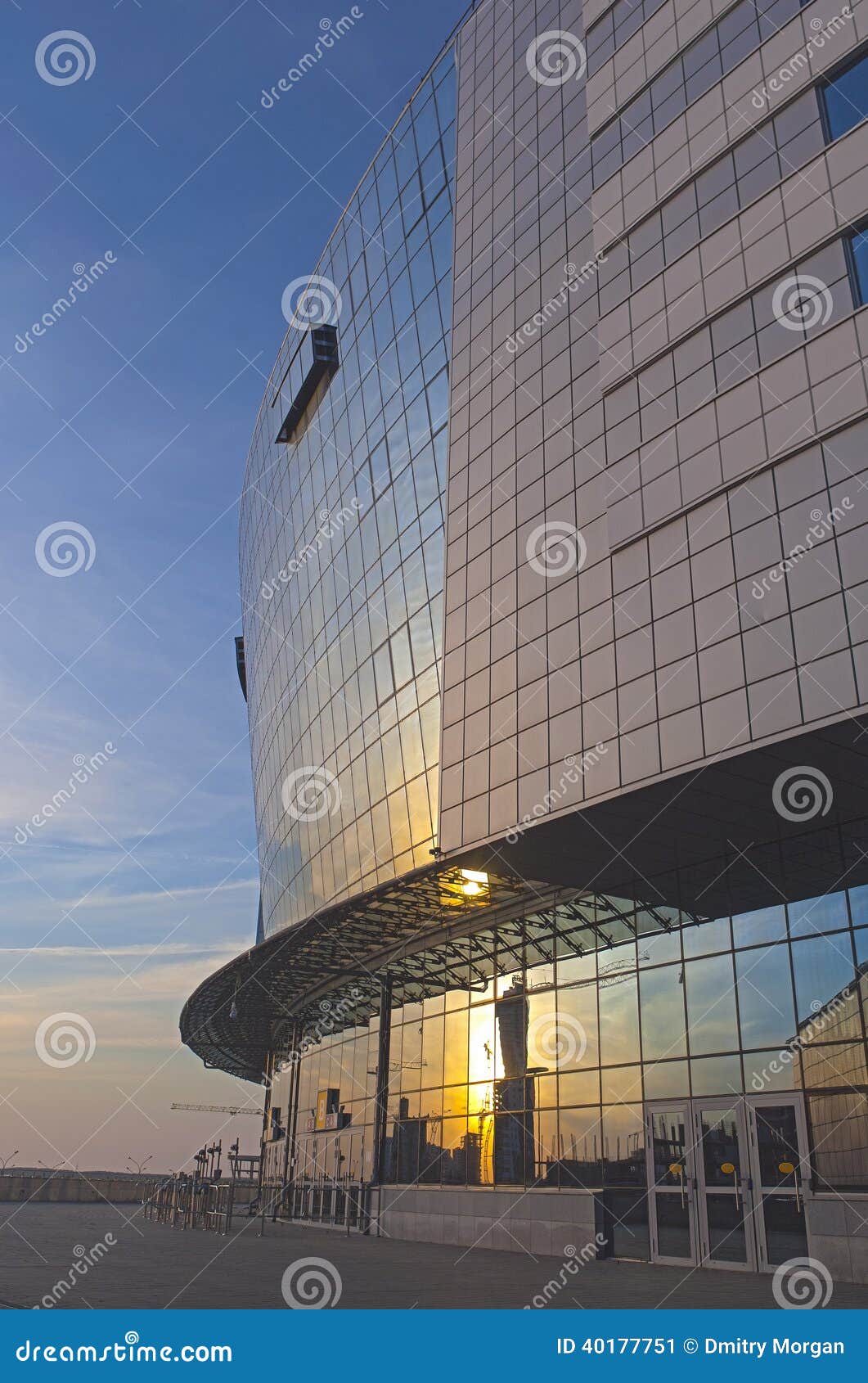 Tillbaka sida av detarena sportkomplexet. Byggdes för bärande nolla. Tillbaka sida av detarena sportkomplexet. Byggdes för att bära ut världsishockeymästerskapet 2014 i Minsk, Republiken Vitryssland. Den Minsk arenan är kapabel att innehålla upp till 15 000 åskådare. HDR bild. Vertikal sammansättning