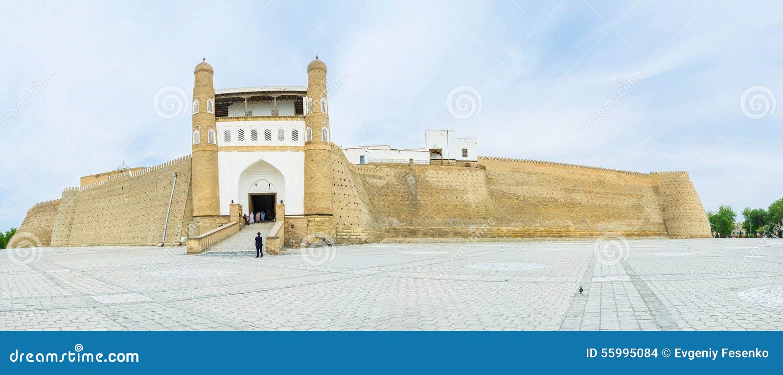 Tillflyktfästningen. Panorama av den stora jord- befästningen för tillflykt med porten som tjänar som som museumingången, Bukhara, Uzbekistan