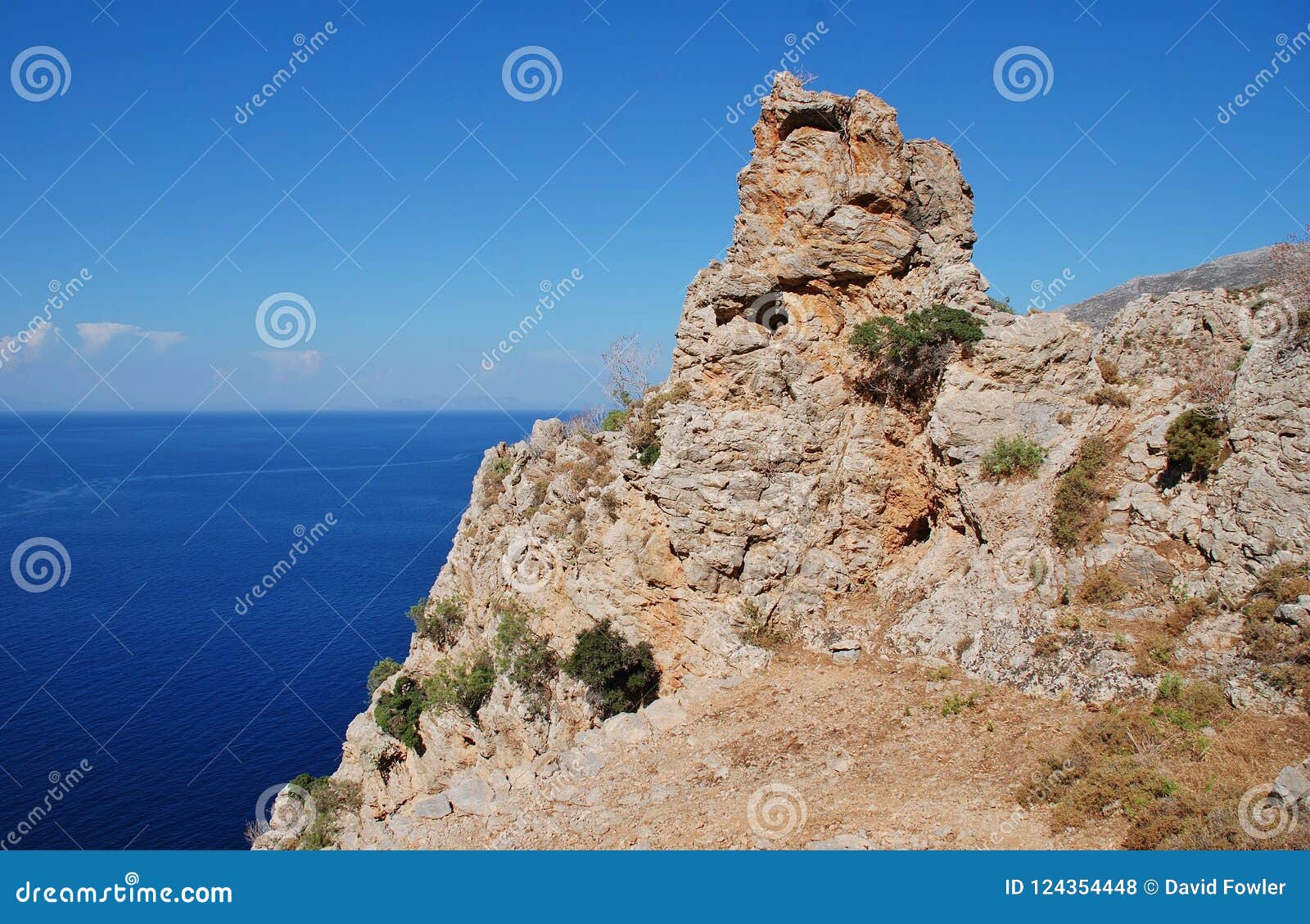 Tilos öklippor, Grekland. En stenig utlöpare på klippaöverkantbanan från Livadia till Gera på den grekiska ön av Tilos