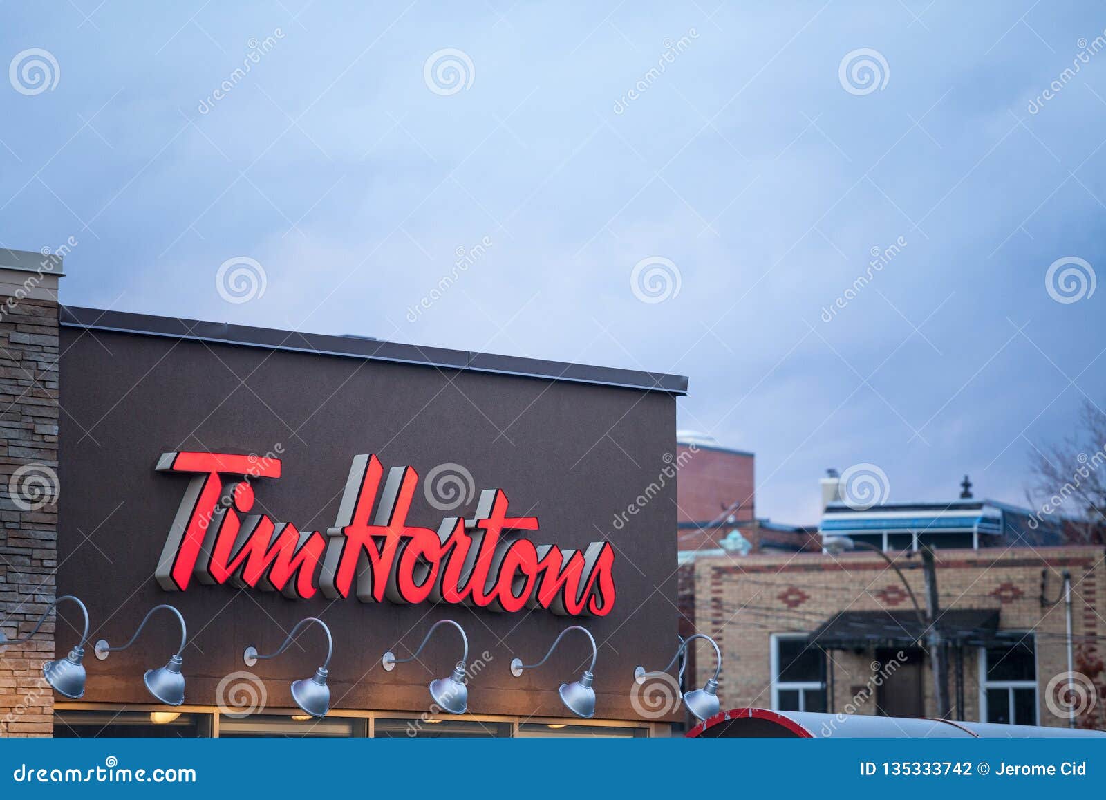 Tim Hortons Logo Framme Av En Av Deras Restauranger I Montreal Quebec