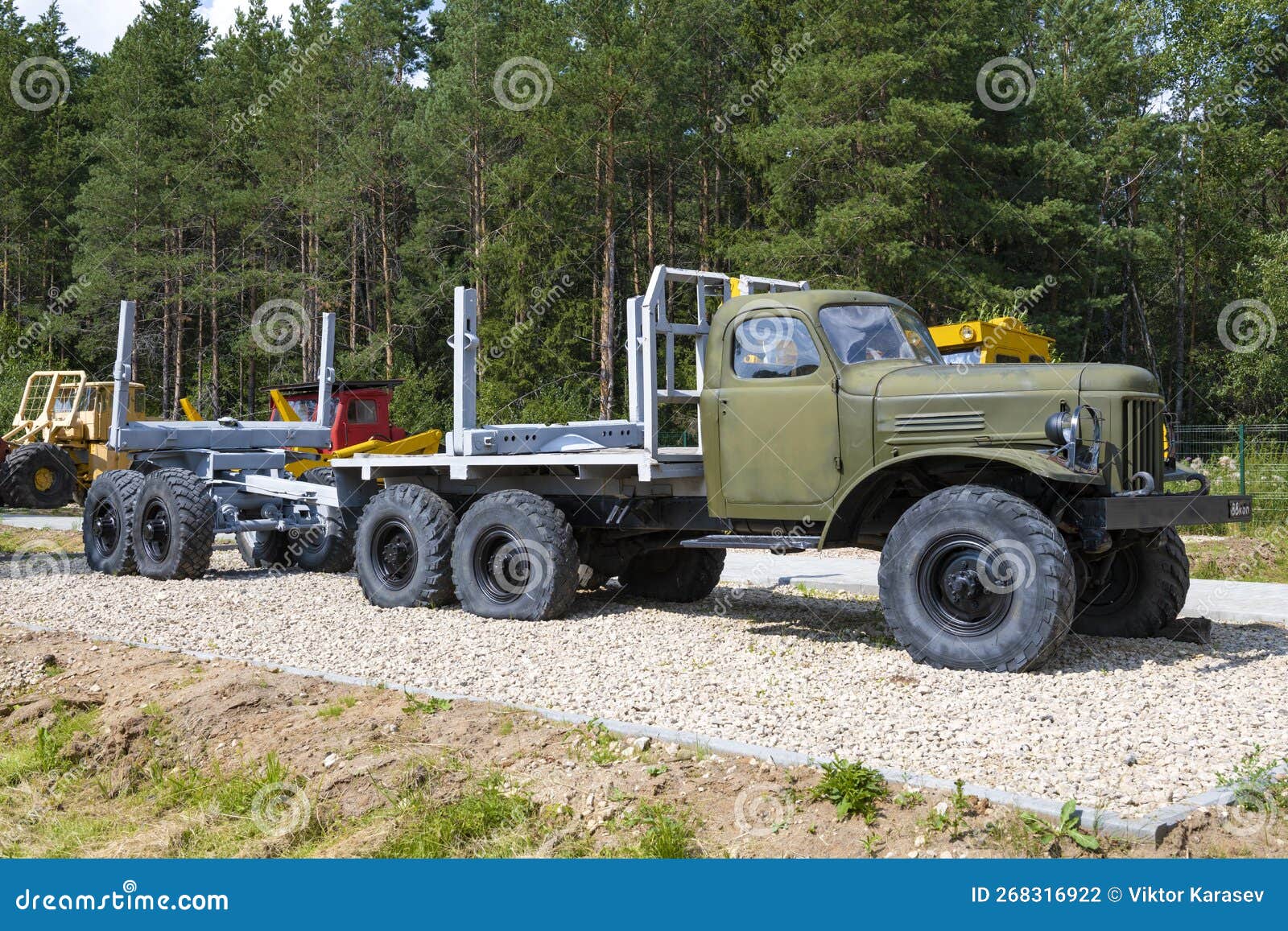 Timber Carrier with Trailerdissolution Based on ZIL157 Truck