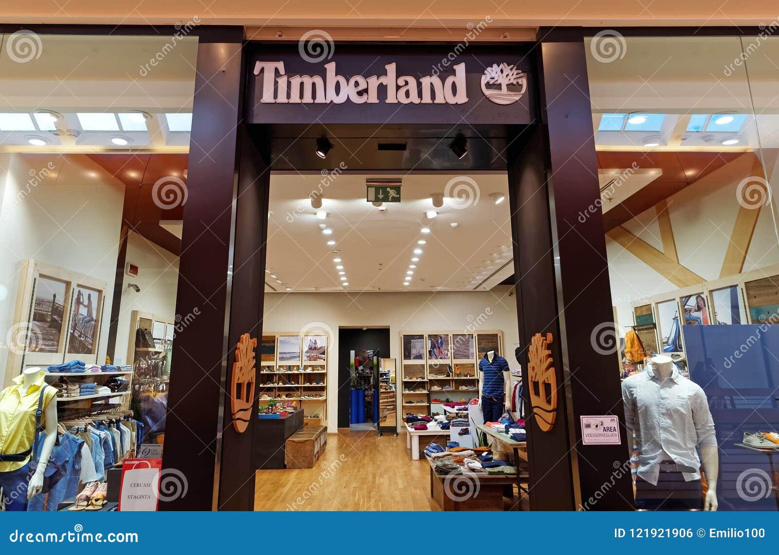 Chaqueta canal Exceder Timberland Store In Rome, Italy With People Shopping Editorial ...