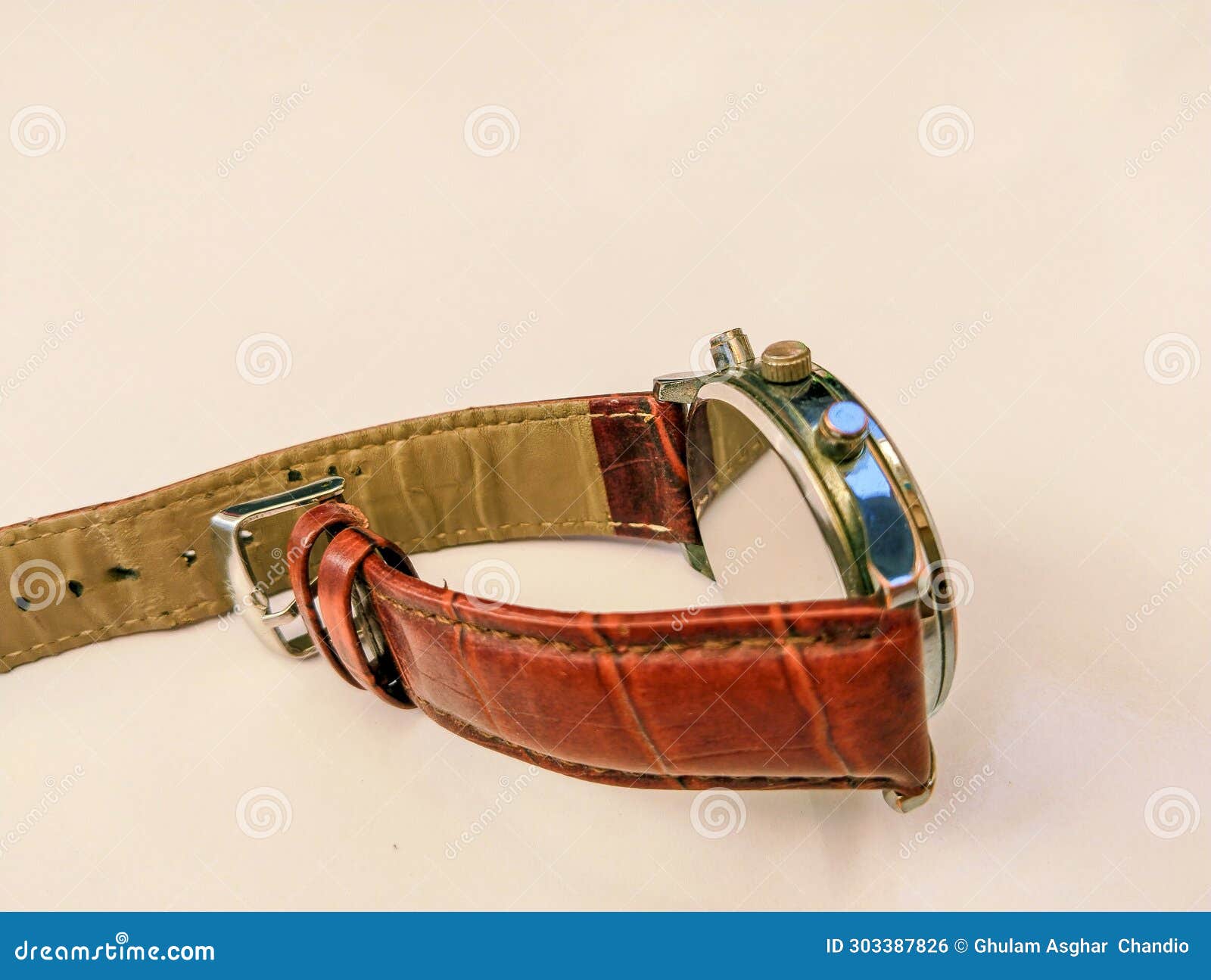 wristwatch timepiece with leather strap band, men's watch montre-bracelet, relojde pulsera, relogio pulso, gharee photo