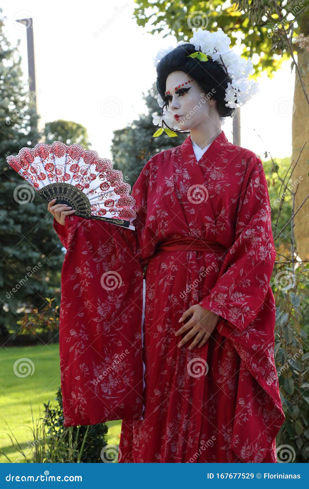 Timisoara, Romania- 09.06.2019 Living Statue of a Japanese Geisha Editorial Stock Image - Image of pedestal: 167677529