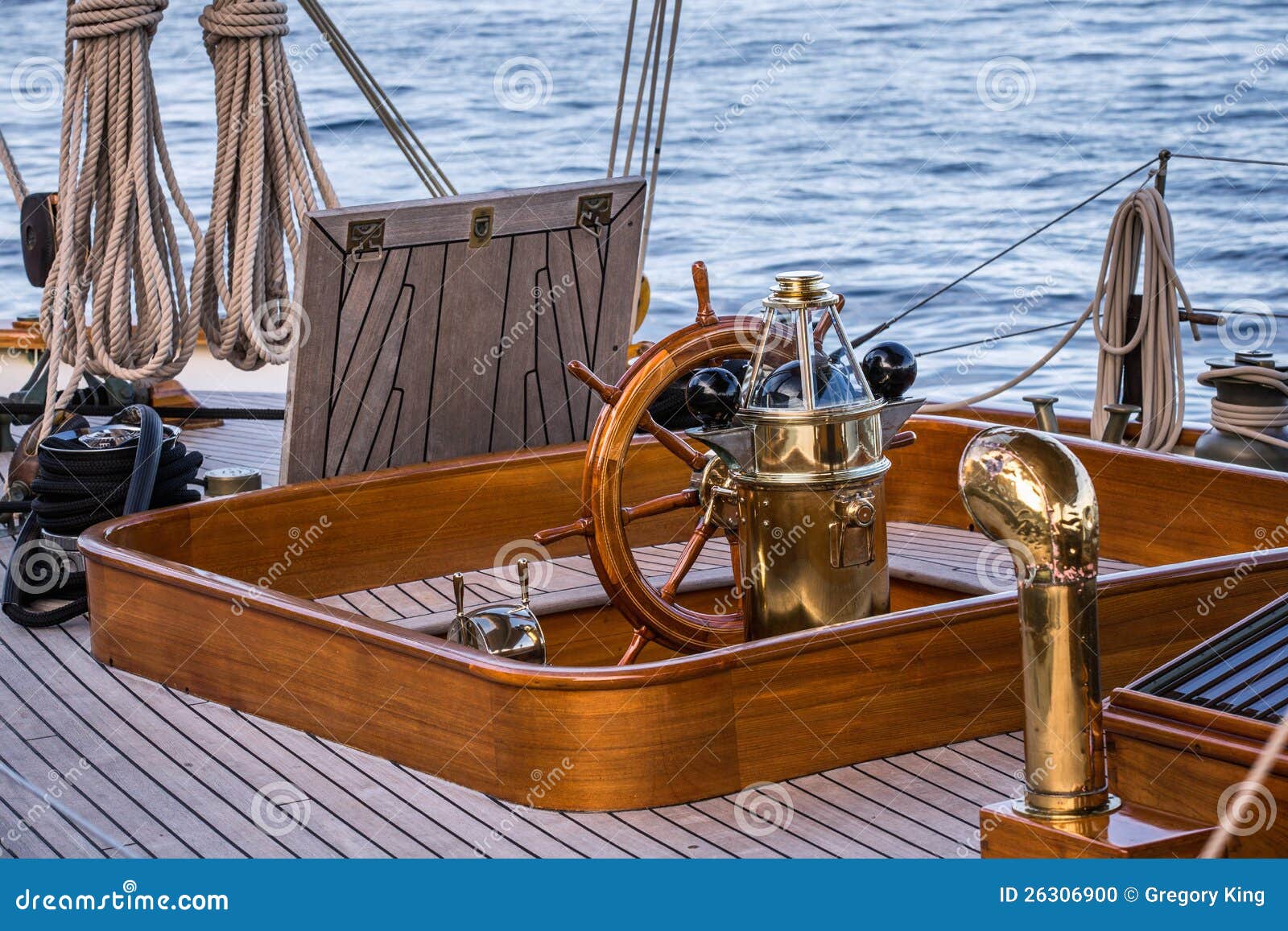 Timone della barca a vela fotografia stock. Immagine di teck