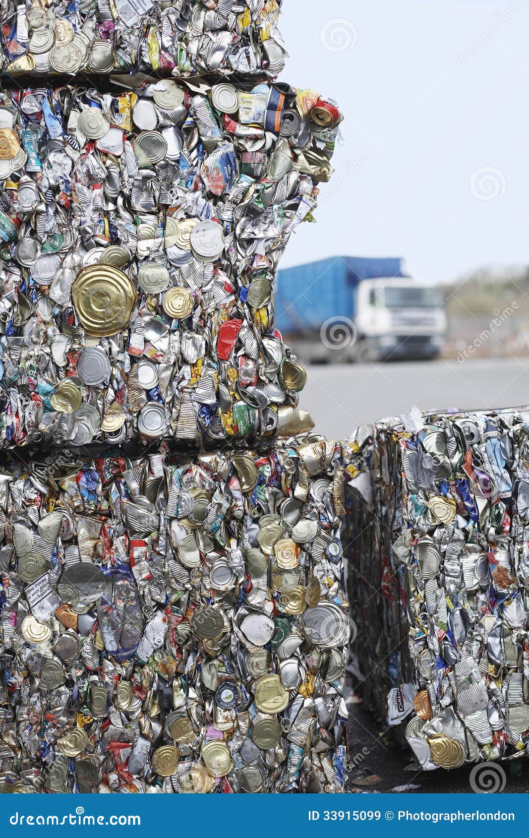 Tin Cans For Recycling schiacciato. Pali dei barattoli di latta schiacciati per riciclare