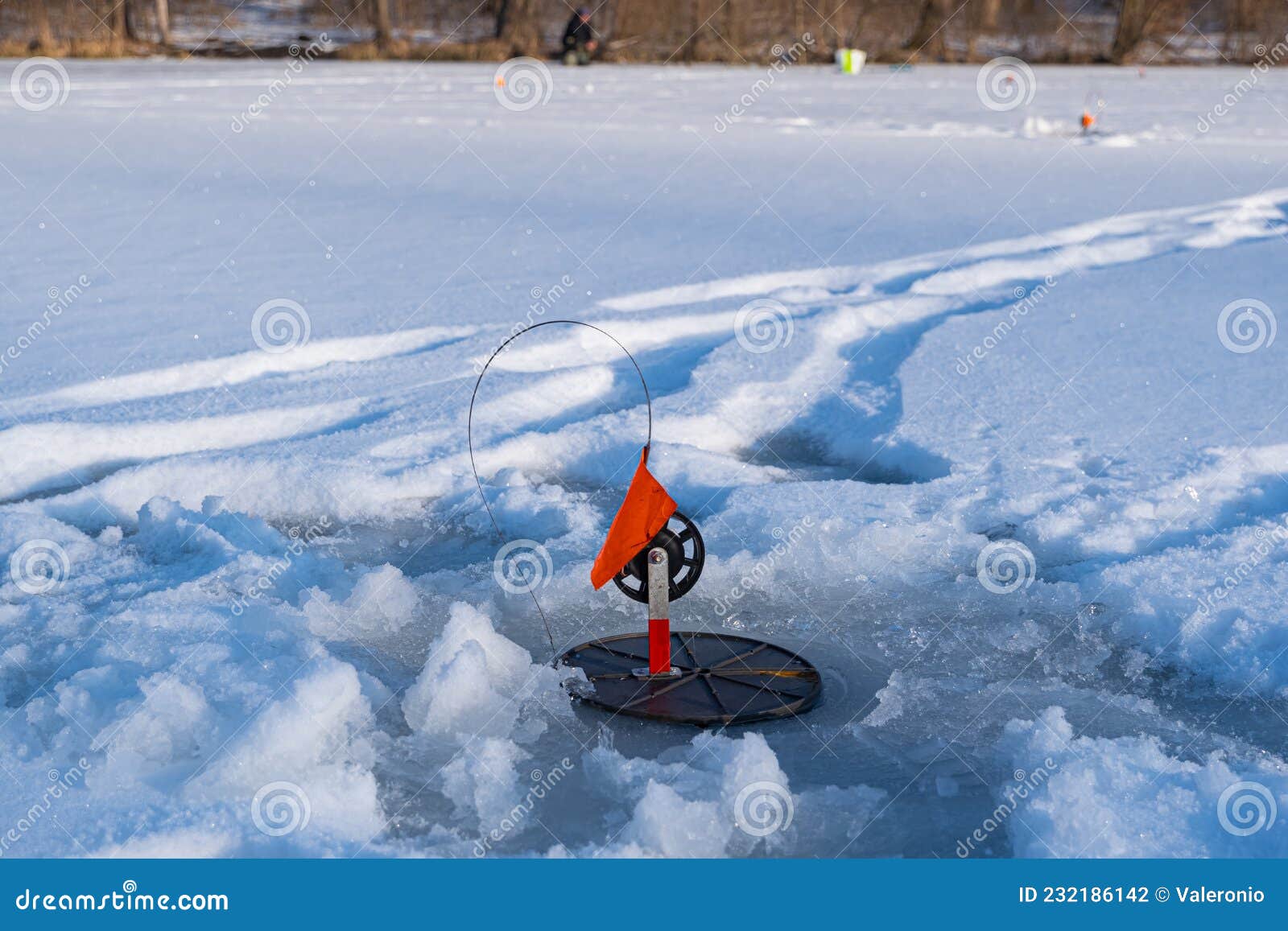 https://thumbs.dreamstime.com/z/tip-up-fishing-rod-orange-signal-flag-ready-pike-bite-frozen-river-hole-human-footprints-wet-snow-tip-up-fishing-232186142.jpg