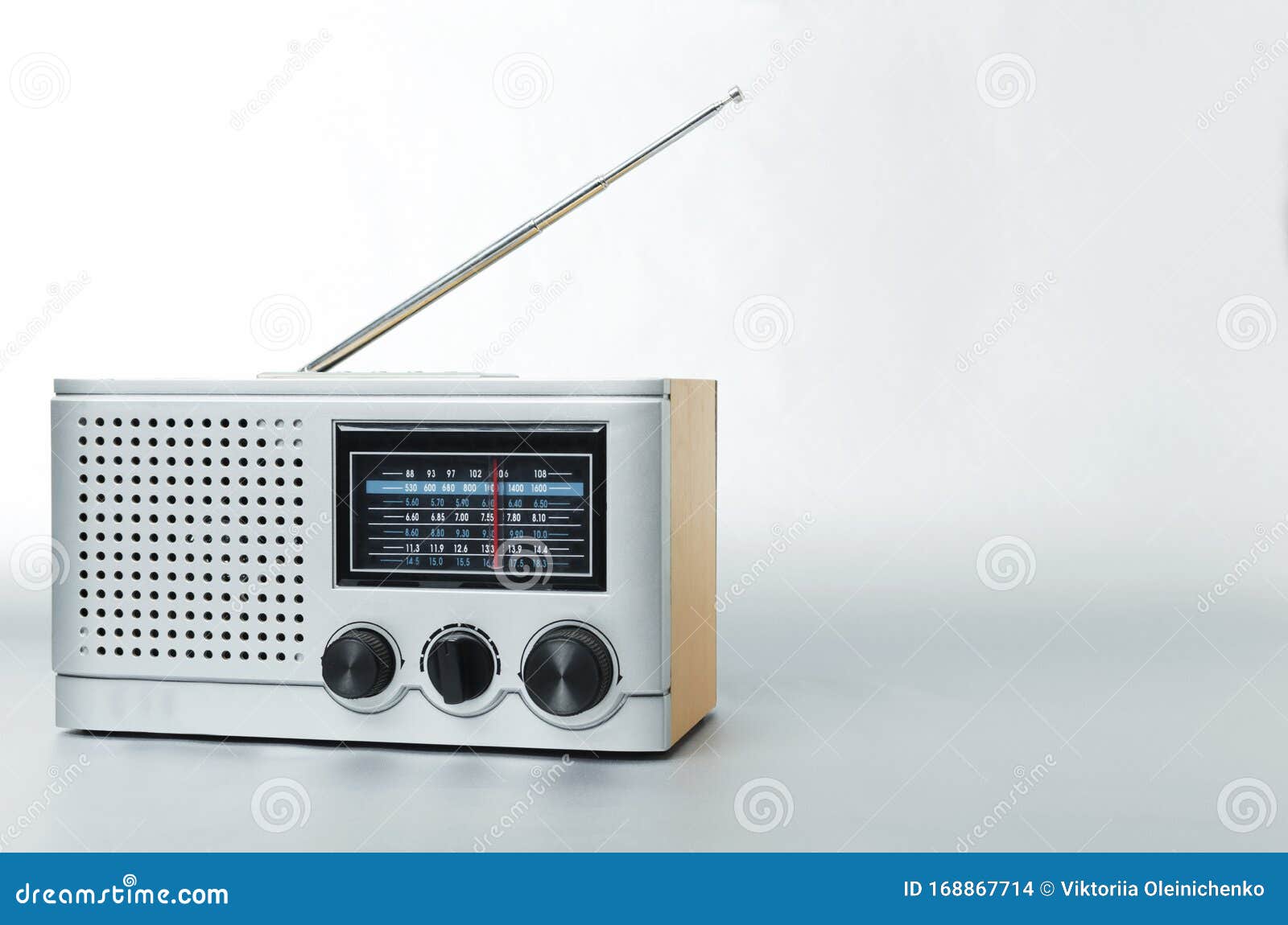 Antiguo De Radio Con Canales Fm Y Antena Fondo Gris Foto de archivo - de periodismo, escuche: 168867714
