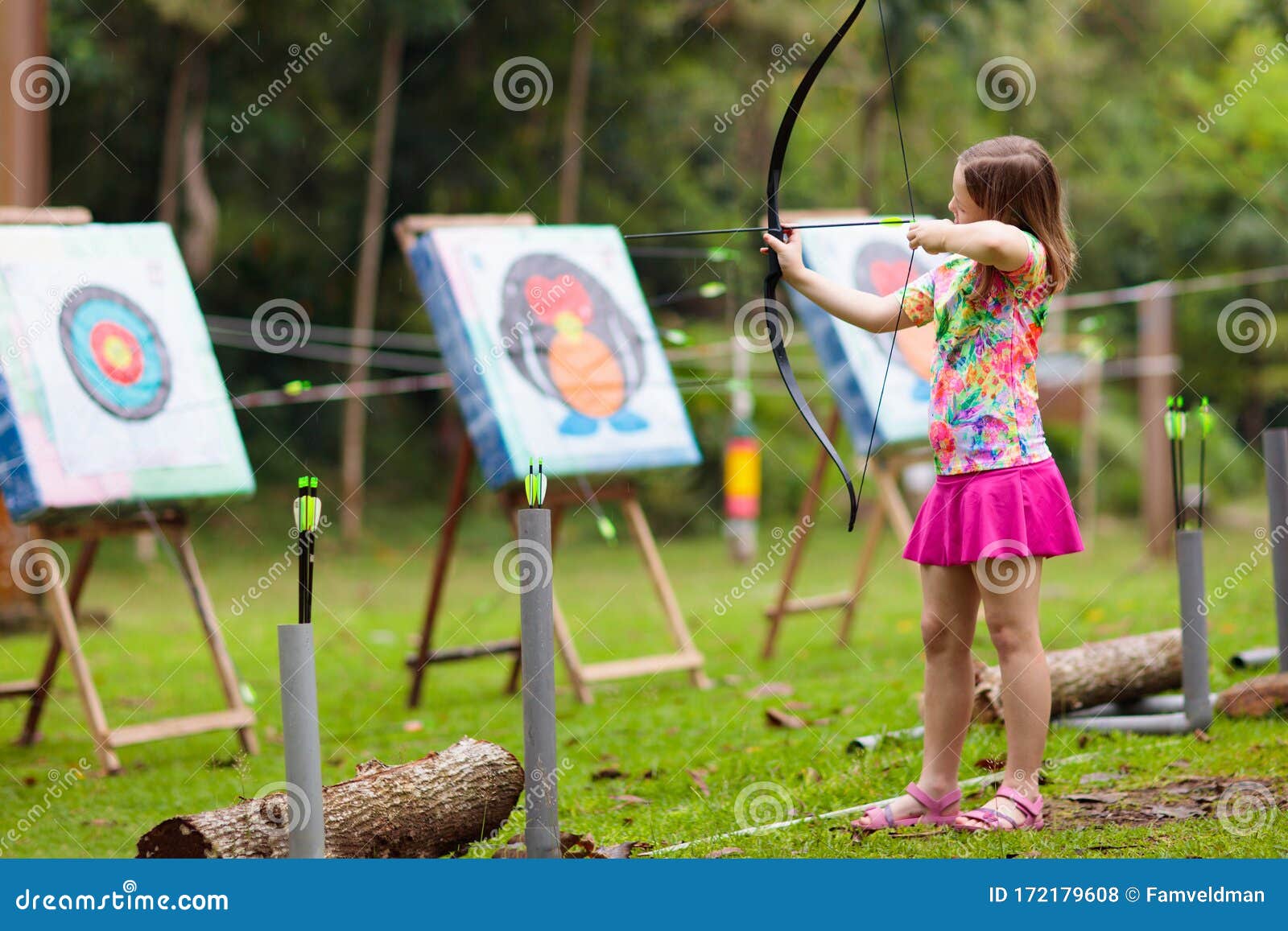 Tir à L'arc Pour L'enfant. Les Enfants Tirent Un Arc. Cible De Flèche Photo  stock - Image du réception, enfance: 172179608