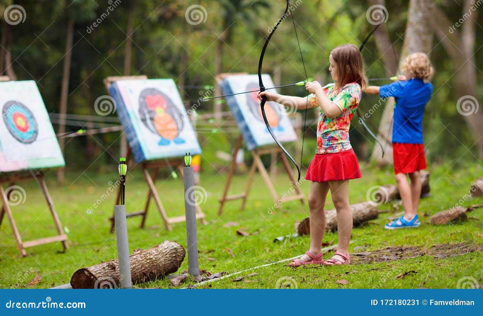 Tir à L'arc Pour L'enfant. Les Enfants Tirent Un Arc. Cible De Flèche Image  stock - Image du extérieur, archery: 172180231