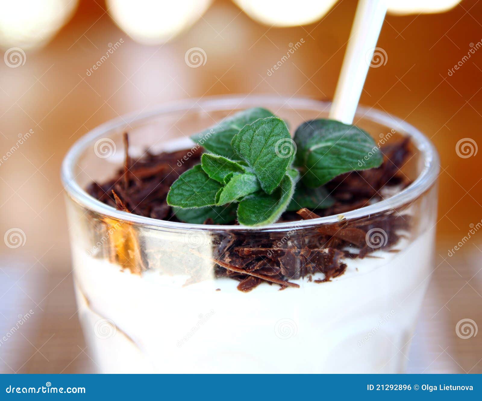 Tiramisu de dessert de plan rapproché dans la cuvette en verre décorée de la menthe